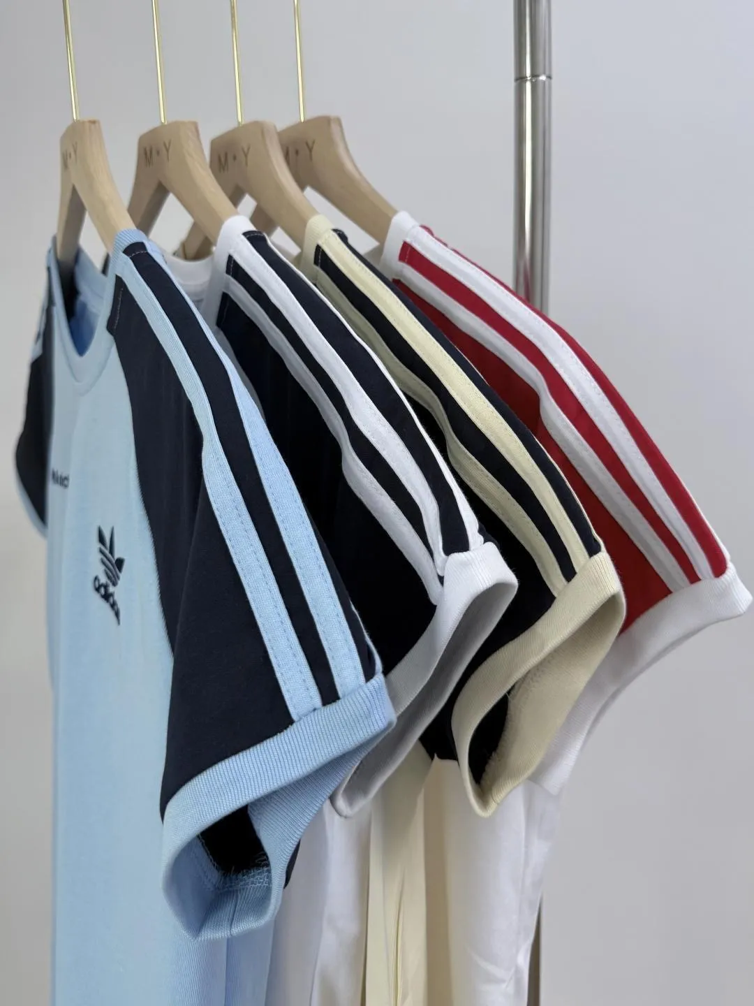 Adidas women's clover printed patchwork color short sleeves, the colors at Adidas counters are becoming more and more magical, the summer limited release New Arrival short sleeves, 220g pure cotton customized light color fabric, embroidered logo on the chest. Simple but not simple, with a sense of trend. Versatile is durable, does not crack or peel off. It is a must-have item for summer wear. It is super nice for couples to take photos with best friends, showing different personal styles. Can be matched with couples. Style number: A 224# Size: XS-XL Color: Light Blue, Beige, White Red, White Blue, [Fabric]: Double yarn, embroidered logo